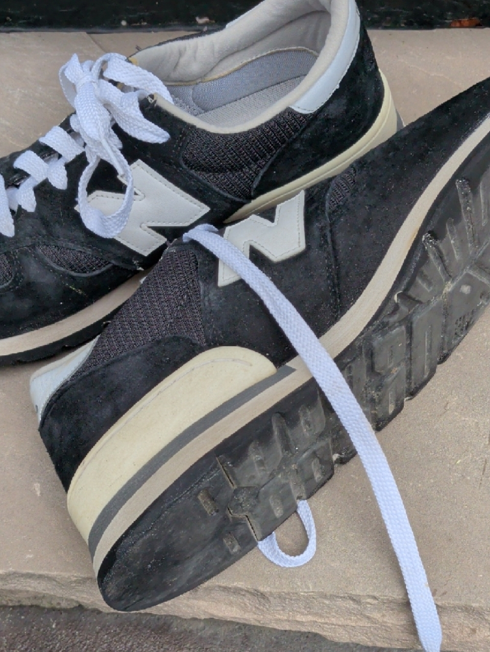 New Balance Men's Black and White Retro Low-Top Sneakers - Picture 4 of 7
